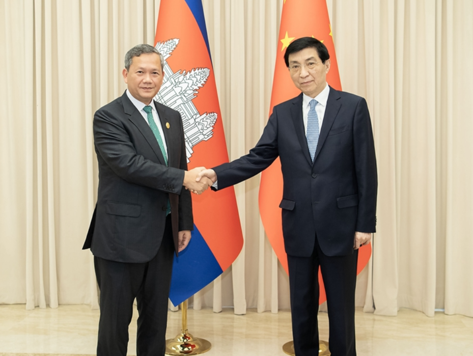 王沪宁会见柬埔寨首相洪玛奈 